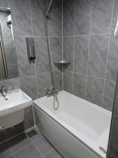 狭い湯船、カーテンがなくて床が濡れる