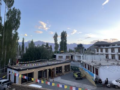 夕暮れどき。下に見えるのは隣のレストラン。