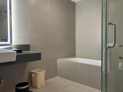 大きなバスタブにシャワーブース付き、湯温も素晴らしい