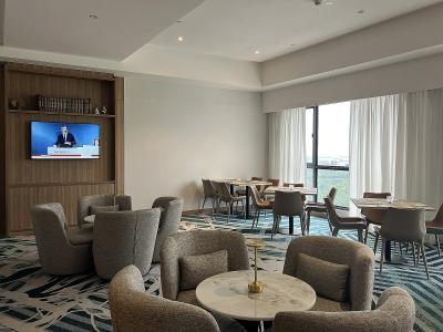 エグゼクティブラウンジ、なかなかの広さもありましたし… 