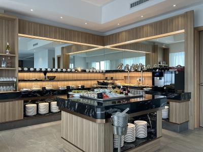 夕刻のプレゼンテーション、小食な人であれば夕食代わりですね