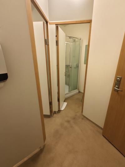 バスルーム、トイレは共同なので注意