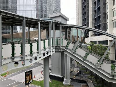 突き当り右手に見えるセブンイレブンのマークを目指すと…