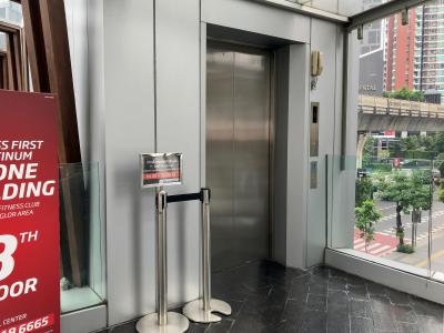 その裏側に地上へのエレベーター有り！右手にホテル見えてます