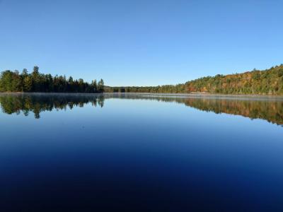 部屋の前で朝撮影。風がないのでミラーレイクとなりました