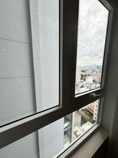 隙間から少し外が見える程度