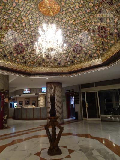 シャンデリアが豪華なロビー