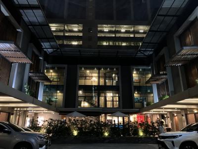 夜に正面から見たホテル