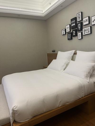 きれいに整えられたシンプルな客室