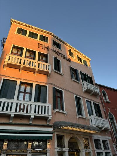 可愛い色合いのホテルです