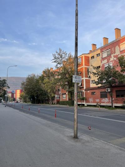 建物が大変わかりにくいのでこのような道順に従ってください。