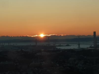 円形の高層建物が特徴的