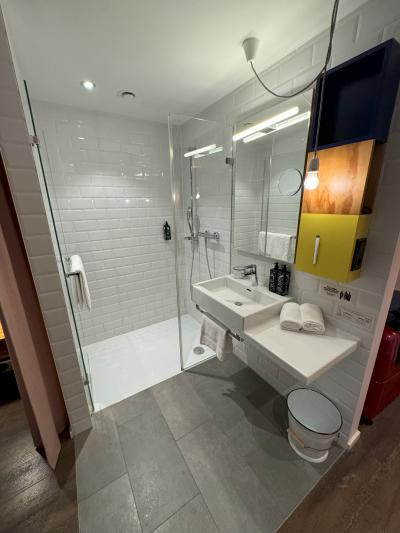 シャワーブースのみ、バスタブなし。清潔感あり◎