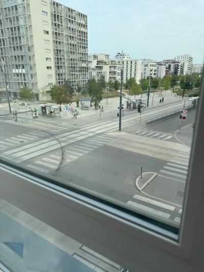 3階ストリートビュー。通行人と目が合う。カーテン必須。