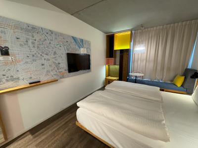 カーテンは遮光カーテン1枚のみ。部屋が常に暗くなるのが不満。