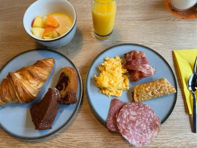 朝食。パン美味しい。フルーツ美味しい。