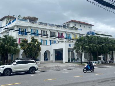 白い壁が映えます