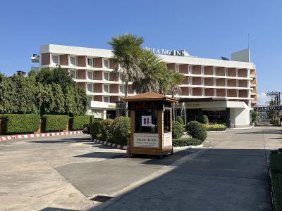 チェンライ中心部にありながら、広い前庭を持つホテルです