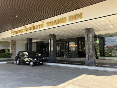 立派な玄関、左手にレンタルできそうな自転車がありました