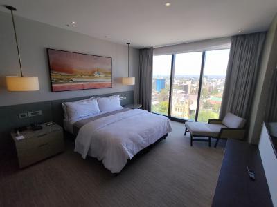 ベッドルーム。部屋の広さの割にベッドは普通。柔らかめ。