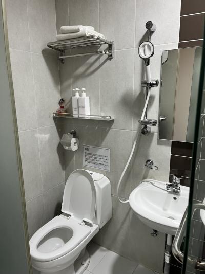 シャワーを使うと水浸しになります