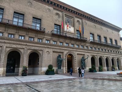 ピラール広場にあり市庁舎と聖母ピラール教会の間を抜けてピエドラ橋方面に行けます。