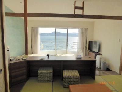 湖に面した静かなホテル