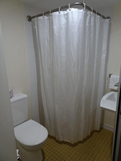 シャワーの床に段差がなく、床一面が濡れる