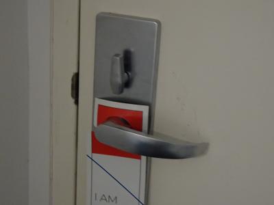 ドアチェーンが無く、ドアロックも壊れていて不安な夜を過ごした