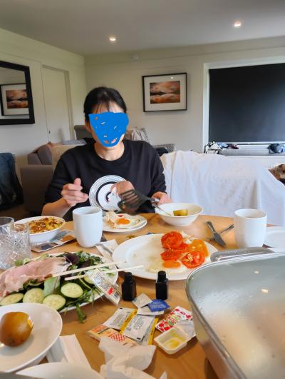 みんなで朝食の準備をしています。