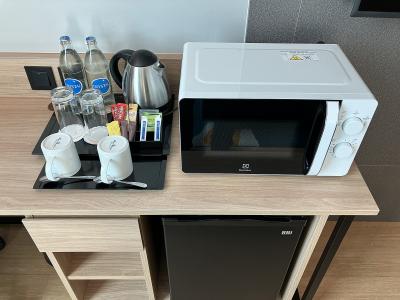 このサイズの客室にめずらしい電子レンジ、中長期滞在者用ですね