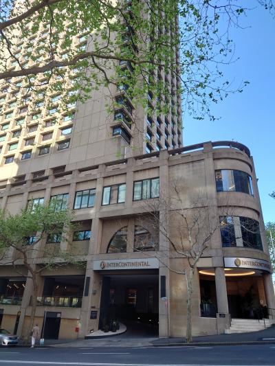 歴史的建造物なので外観は古い感じ