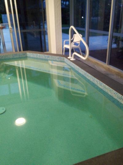 屋内プールも有りました。横にはジャグジーも～