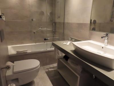 清潔なバスルーム