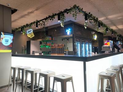 食事スペースがあります。フライドポテト3.5ユーロなど。