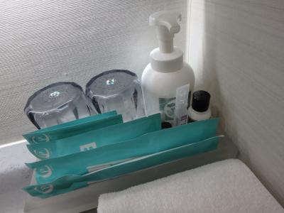 こちらはアメニティ。コンタクト用のアイテムも用意されていた