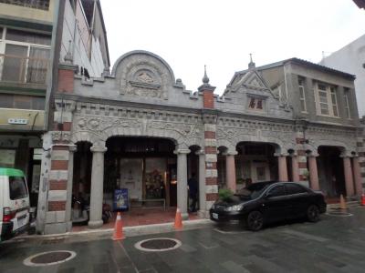 老街の中にある民泊。店舗のファサードも見事だ