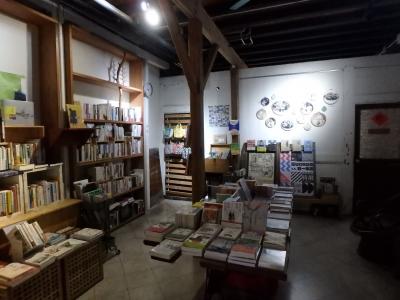 泊まった建物の１回部分は図書室・書庫となっている