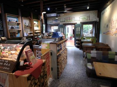 道路に面した建物は喫茶や物販をするお店になっている