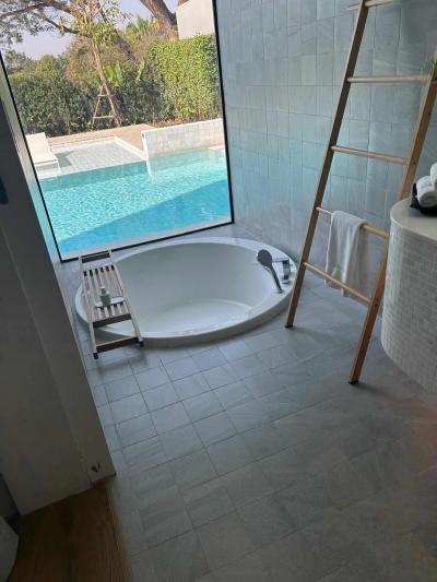 プールが見えるバスルーム