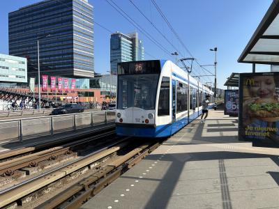 トラム駅の目の前　でもホテルとの間には水路がありますので、、