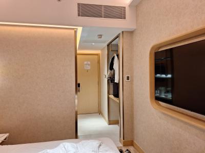 広く、機能的な部屋。