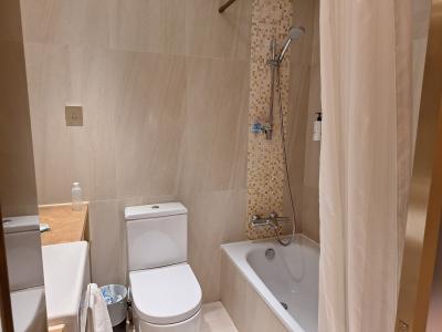 部屋にはユニットバス付。