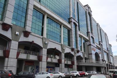 建物です、隣接してショッピングモールがあります