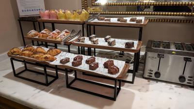 クロワッサンにイチゴ挟んだやつおいしかった