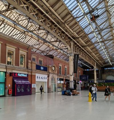 駅構内に案内所とトイレあり