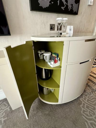 冷蔵庫の左にお茶セット、上にワイングラス