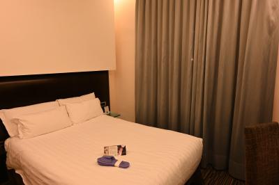 ３２７号室。ベッド上にはスリッパもあり。