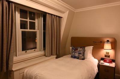 日本のビジネスホテル並みのベッド回りの狭さ