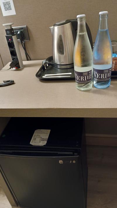 冷蔵庫や湯沸かし器、水があった